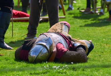 Silsoe, Birleşik Krallık 22 Nisan 2018 - Ortaçağ kostümlü oyuncular Silsoe festivali sırasında ejderha ile Aziz Georges savaşını yeniden canlandırdılar.