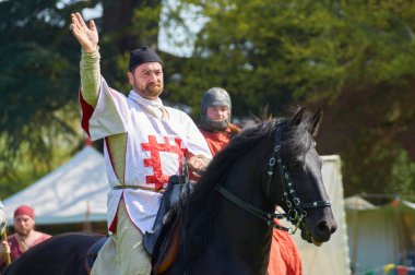 Silsoe, Birleşik Krallık 22 Nisan 2018 - Ortaçağ kostümlü oyuncular Silsoe festivali sırasında ejderha ile Aziz George savaşını yeniden canlandırdılar.
