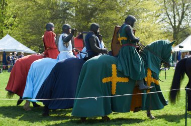 Silsoe, Birleşik Krallık 22 Nisan 2018 - Ortaçağ kostümlü oyuncular Silsoe festivali sırasında ejderha ile Aziz George savaşını yeniden canlandırdılar.