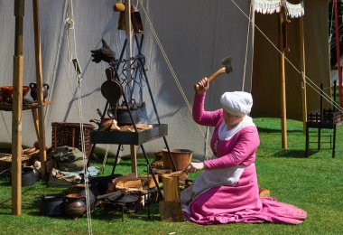 Silsoe, Birleşik Krallık 22 Nisan 2018 - Ortaçağ kostümlü oyuncular Silsoe festivali sırasında ejderha ile Aziz Georges savaşını yeniden canlandırdılar.