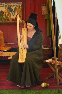 Silsoe, Birleşik Krallık 22 Nisan 2018 - Ortaçağ kostümlü oyuncular Silsoe festivali sırasında ejderha ile Aziz Georges savaşını yeniden canlandırdılar.