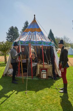 Silsoe, Birleşik Krallık 22 Nisan 2018 - Ortaçağ kostümlü oyuncular Silsoe festivali sırasında ejderha ile Aziz Georges savaşını yeniden canlandırdılar.