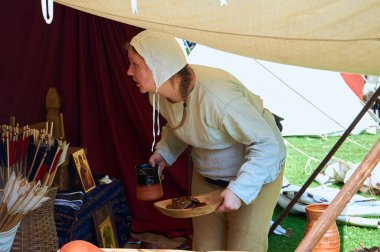 Silsoe, Birleşik Krallık 22 Nisan 2018 - Ortaçağ kostümlü oyuncular Silsoe festivali sırasında ejderha ile Aziz Georges savaşını yeniden canlandırdılar.