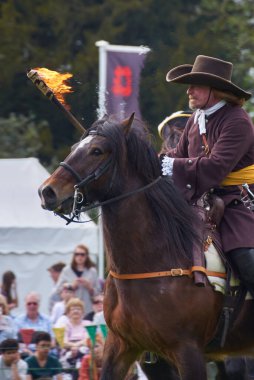 Silsoe, Birleşik Krallık 22 Nisan 2018 - Ortaçağ kostümlü oyuncular Silsoe festivali sırasında ejderha ile Aziz Georges savaşını yeniden canlandırdılar.