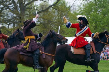 Silsoe, Birleşik Krallık 22 Nisan 2018 - Ortaçağ kostümlü oyuncular Silsoe festivali sırasında ejderha ile Aziz Georges savaşını yeniden canlandırdılar.