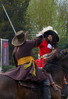 Silsoe, Birleşik Krallık 22 Nisan 2018 - Ortaçağ kostümlü oyuncular Silsoe festivali sırasında ejderha ile Aziz Georges savaşını yeniden canlandırdılar.