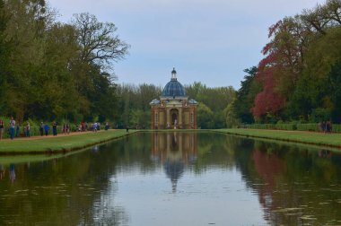 Silsoe, Birleşik Krallık 22 Nisan 2018 - Ortaçağ kostümlü oyuncular Silsoe festivali sırasında ejderha ile Aziz Georges savaşını yeniden canlandırdılar.