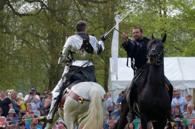 Silsoe, Birleşik Krallık 22 Nisan 2018 - Ortaçağ kostümlü oyuncular Silsoe festivali sırasında ejderha ile Aziz Georges savaşını yeniden canlandırdılar.