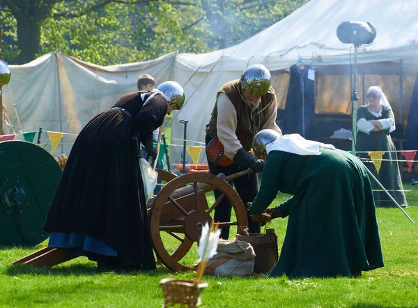 Silsoe, Birleşik Krallık 22 Nisan 2018 - Ortaçağ kostümlü oyuncular Silsoe festivali sırasında ejderha ile Aziz Georges savaşını yeniden canlandırdılar.