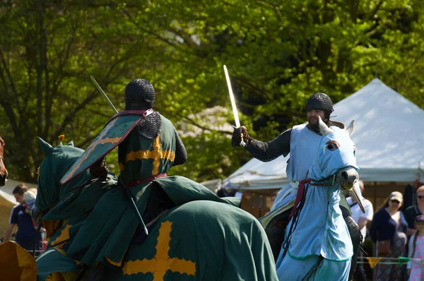 Silsoe, Birleşik Krallık 22 Nisan 2018 - Ortaçağ kostümlü oyuncular Silsoe festivali sırasında ejderha ile Aziz Georges savaşını yeniden canlandırdılar.