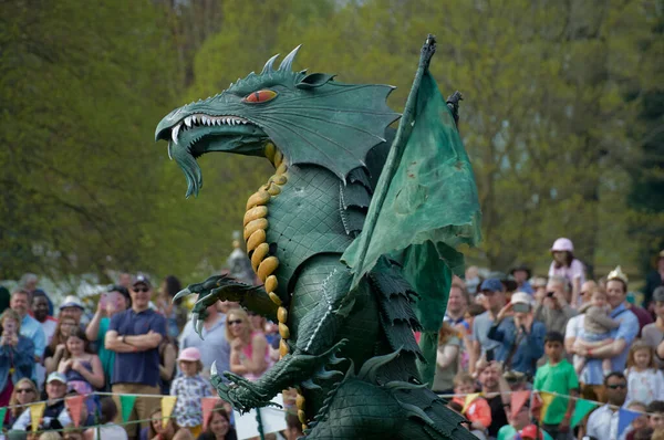 Silsoe, Birleşik Krallık 22 Nisan 2018 - Ortaçağ kostümlü oyuncular Silsoe festivali sırasında ejderha ile Aziz Georges savaşını yeniden canlandırdılar.