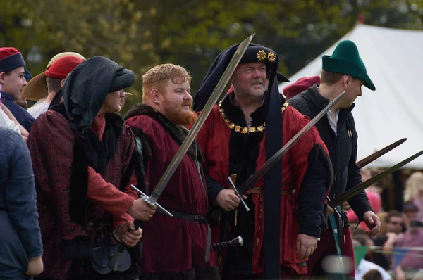 Silsoe, Birleşik Krallık 22 Nisan 2018 - Ortaçağ kostümlü oyuncular Silsoe festivali sırasında ejderha ile Aziz Georges savaşını yeniden canlandırdılar.