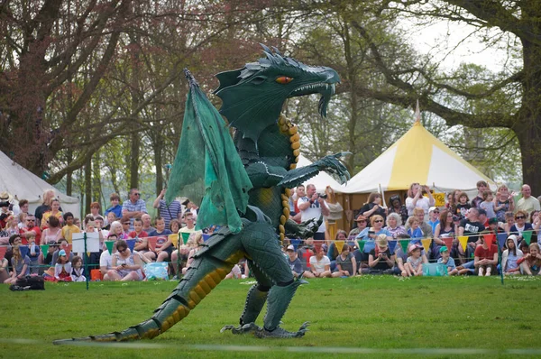 Silsoe, Birleşik Krallık 22 Nisan 2018 - Ortaçağ kostümlü oyuncular Silsoe festivali sırasında ejderha ile Aziz Georges savaşını yeniden canlandırdılar.