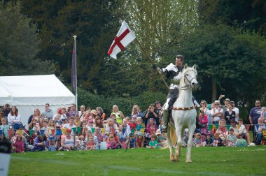 Silsoe, Birleşik Krallık 22 Nisan 2018 - Ortaçağ kostümlü oyuncular Silsoe festivali sırasında ejderha ile Aziz Georges savaşını yeniden canlandırdılar.