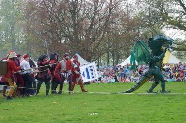 Silsoe, Birleşik Krallık 22 Nisan 2018 - Ortaçağ kostümlü oyuncular Silsoe festivali sırasında ejderha ile Aziz Georges savaşını yeniden canlandırdılar.