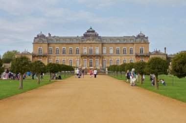 Silsoe, Birleşik Krallık 22 Nisan 2018 - Ortaçağ kostümlü oyuncular Silsoe festivali sırasında ejderha ile Aziz Georges savaşını yeniden canlandırdılar.