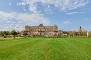 Silsoe, Birleşik Krallık 22 Nisan 2018 - Ortaçağ kostümlü oyuncular Silsoe festivali sırasında ejderha ile Aziz Georges savaşını yeniden canlandırdılar.