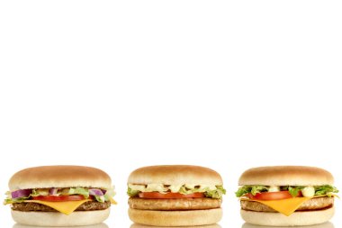 Yatay olarak farklı dolgulu üç lezzetli hamburger..