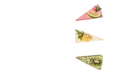 Beyaz arka planda üç parça çiğ kek. Üst görünüm.