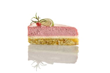 Beyaz arka planda çiğ gıda keki..