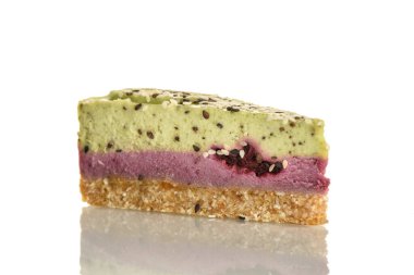 Beyaz bir tabakta kivi ve böğürtlenli çiğ yemek keki..