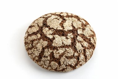 Beyaz arkaplanda çavdar ekmeği.