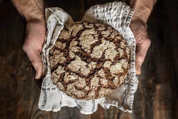 Brot Den Händen Der Menschen — Stockfoto