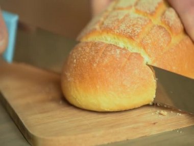 Bir adam nefes kesiyor. Bir adam tırtıklı bıçakla ekmek kesiyor..