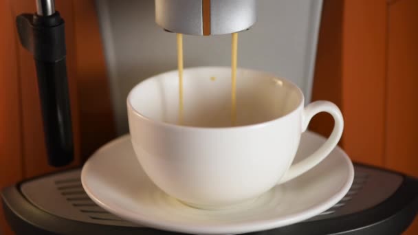 Kahve Makinesi Çay Tabağındaki Beyaz Bardakta Kahveyi Doldurur — Stok video