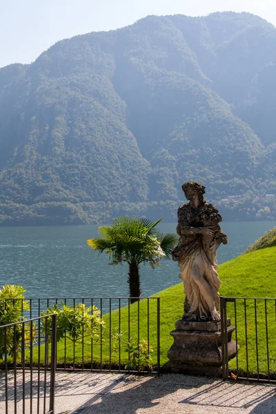 Estátuas à beira-mar no Lago di como — Fotografia de Stock