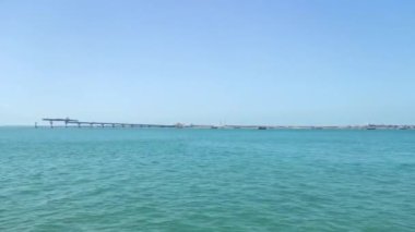 Okyanus üzerinde yeni bir köprü inşa etmek. Mavi okyanus üzerindeki inşaat alanının temiz görüntüsü.