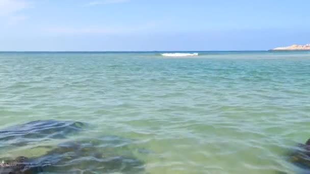 Sluiten Van Groen Schoon Oceaanwater Kalmerend Prachtig Uitzicht Natuur — Stockvideo