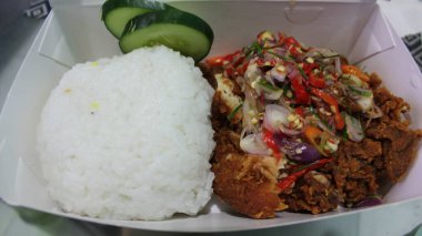 Lezzetli, çıtır çıtır bir tavuk.