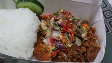 Lezzetli, çıtır çıtır bir tavuk.