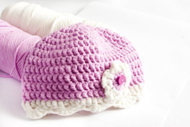 İplik ve pembe bebek şapka