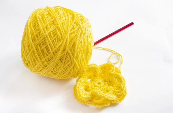 Fil jaune et fleur au crochet — Photo