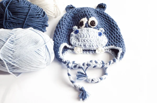 糸とカバの赤ちゃん帽子 — ストック写真