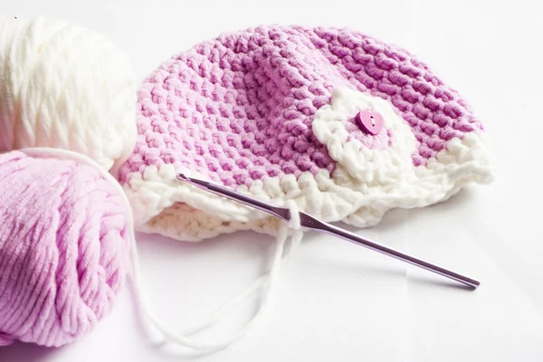 纱线和粉红色婴儿帽子 — 图库照片
