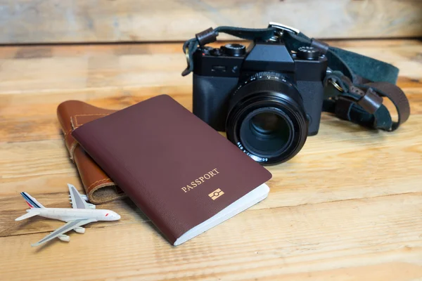 Utazás elem, fényképezőgép, útlevelek, a fa padló. — Stock Fotó