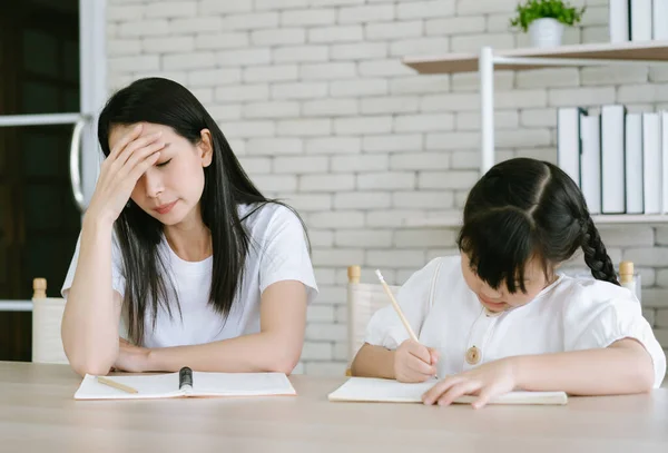 Mãe Asiática Perturbada Está Irritada Com Filha Pequena Ensinar Fazer — Fotografia de Stock