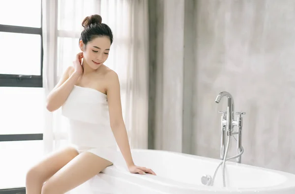 Belle Femme Asiatique Souriante Détendre Assis Sur Côté Baignoire Blanche — Photo