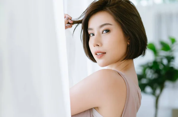 Güzel Genç Asyalı Kadın Pencerenin Yanında Duruyor Beyaz Perdeler Dönüp — Stok fotoğraf
