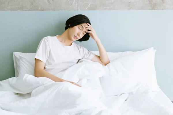 Junger Asiatischer Mann Hat Starke Kopfschmerzen Oder Migräne Wenn Bett — Stockfoto