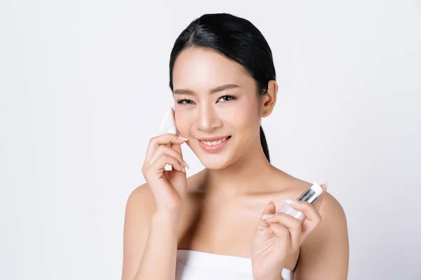 Beautiful Young Asian Woman Applying Lotion Cotton Disc Cleaning Her — Stock Photo, Image