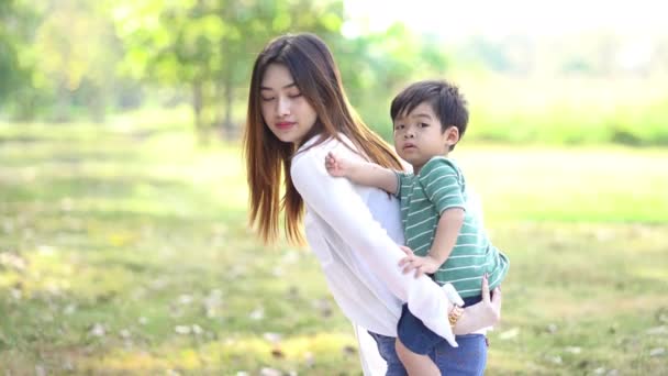 Porträt Der Jungen Asiatischen Mutter Huckepack Kleine Niedliche Kinder Sohn — Stockvideo