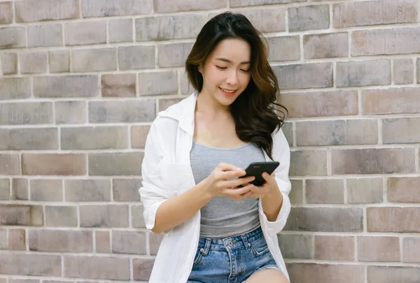 Портрет Счастливой Корейской Китайской Японской Девушки Помощью Мобильного Телефона Сидя — стоковое фото