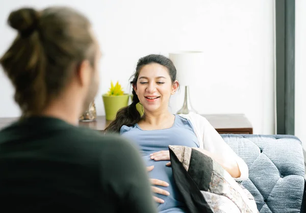 Portret Van Een Jonge Zwangere Vrouw Die Bank Ligt Ziet — Stockfoto