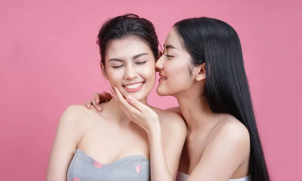Gros Plan Portrait Une Jeune Femme Asiatique Affectueuse Branchée Embrassant — Photo