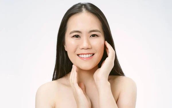 Glimlachend Vriendelijke Aziatische Vrouw Hand Manicure Aanraken Gezonde Huid Portret — Stockfoto