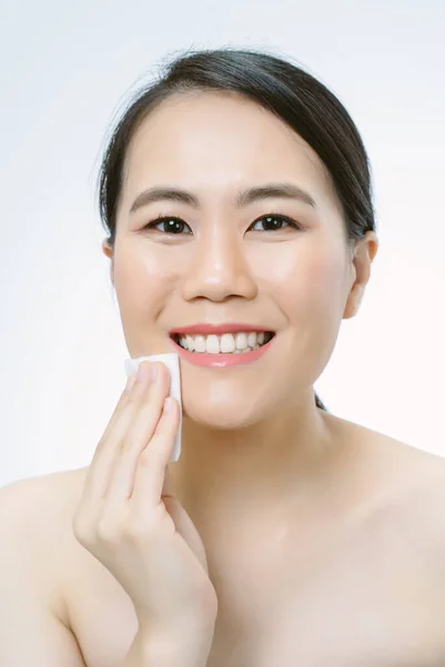 Portrait Smiling Beauty Asian Woman Natural Makeup Cleansing Her Skin — Stock Photo, Image